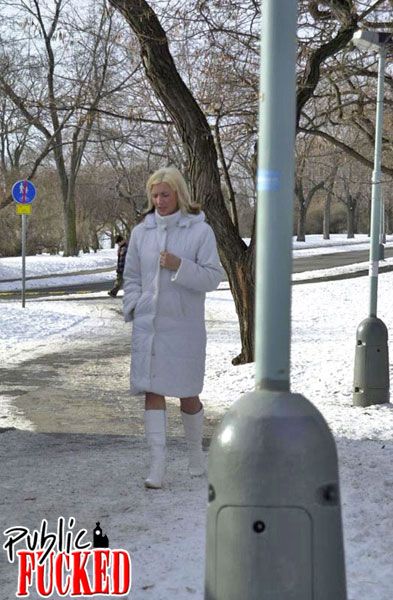 Публічний відсос взимку ексгібіціоністки в парку (ФОТО)