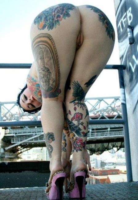 Розкуті милашки з гарними татуюваннями на тілі (ФОТО)